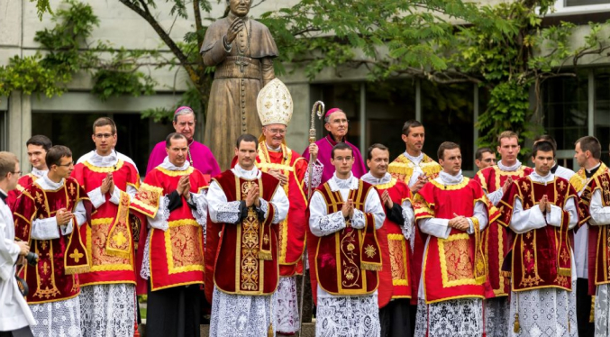 El Papa hace un último llamado a la Fraternidad San Pío X para evitar un cisma