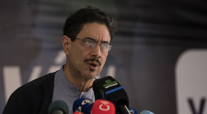Cepeda denuncia supuesto plan de «autoatentado» contra De la Espriella para beneficiarlo