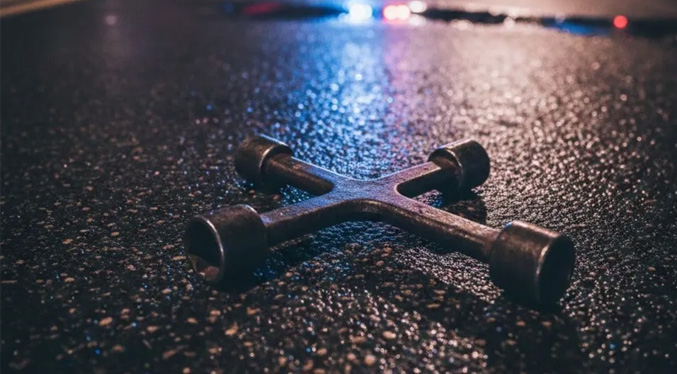 Golpean a un joven con una llave de cruz hasta matarlo