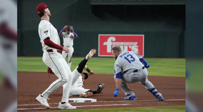 Ildemaro Vargas y Max Muncy salen lesionados tras choque violento en 1ra base