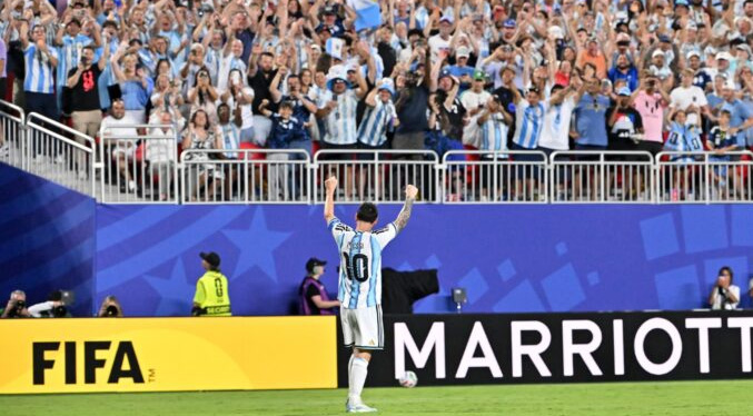 Messi marca triplete e iguala récord de goles en la historia de los Mundiales