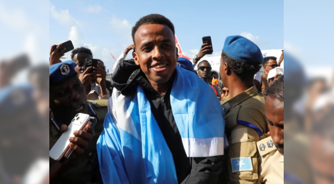 Árbitro somalí del Mundial al que se le negó la entrada a EEUU llega a casa como héroe