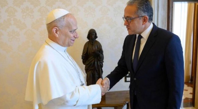 León XIV y el director de la UNESCO abordan en el Vaticano los desafíos de la IA