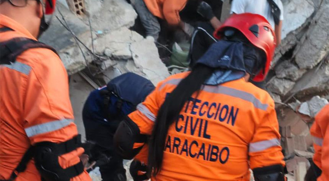 Equipo de Protección Civil Maracaibo ayuda en labores de rescate en La Guaira