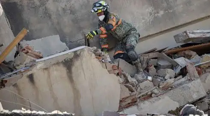 Rescatan a un niño cinco días después de los terremotos en Venezuela