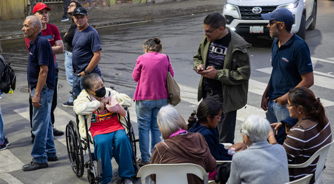 Las calles, el refugio de miles caraqueños tras los terremotos que sacudieron a Venezuela