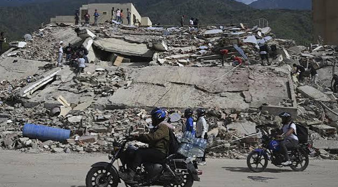 Una madre excava entre las ruinas en busca de su hijo tras los terremotos en Venezuela