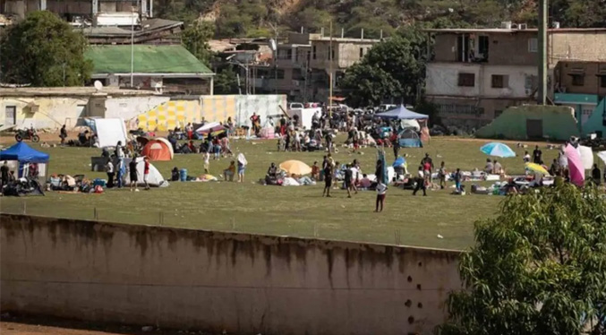 Habitantes en estado más afectado por los terremotos en Venezuela duermen a la intemperie
