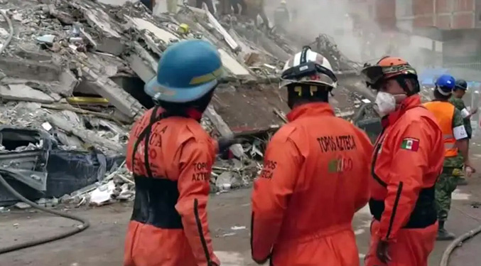 Topos mexicanos despliegan en edificio Petunia para localizar posibles sobrevivientes