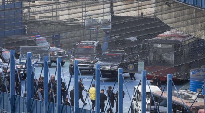 Foro Penal exhorta a informar el destino de presos tras traslados desde El Helicoide en Venezuela