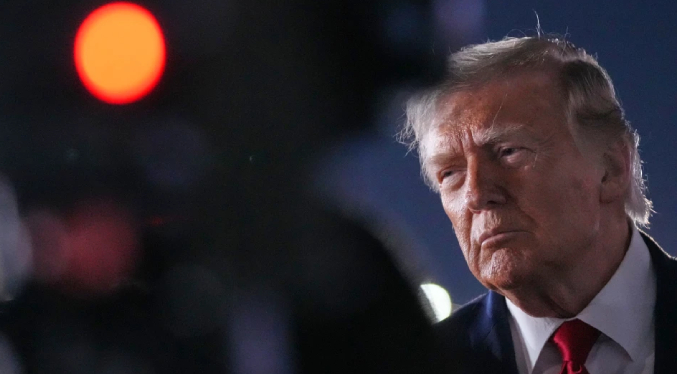 Trump dice que los pilotos están bien tras estrellarse un helicóptero de EEUU cerca de Ormuz