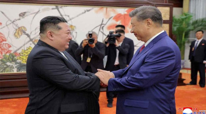 Xi refuerza alianza con Kim Jong-un en reunión en Corea del Norte