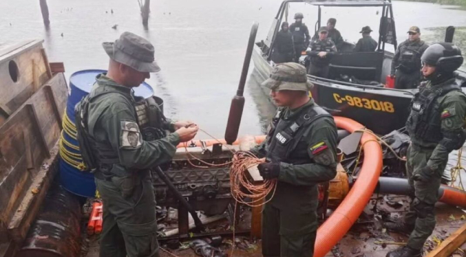 FANB destruye dos balsas de minería ilegal en Bolívar