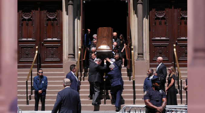 El creador de estrellas Clive Davis es homenajeado en funeral con Bruce Springsteen y otros