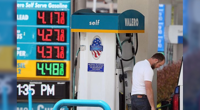 Trump urge bajar precio de gasolina a 2,50 dólares por galón