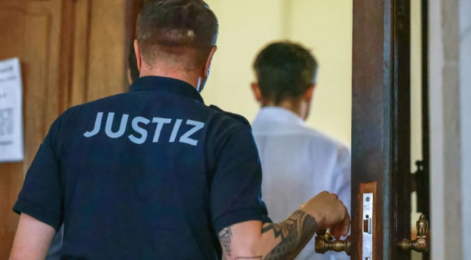 Un médico juzgado en Berlín por matar a pacientes confiesa culpabilidad en 12 muertes