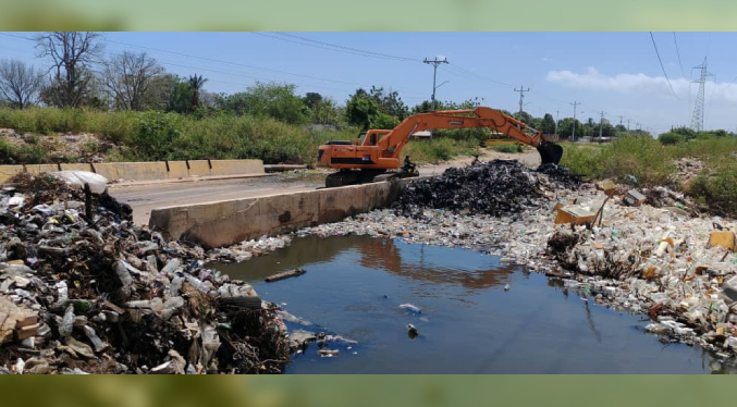 Alcaldía despeja en la parroquia Idelfonso Vásquez dos puentes obstruidos por desechos