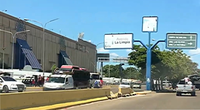 Alcaldía de Maracaibo inicia trabajos para renovar paso peatonal en Galerías