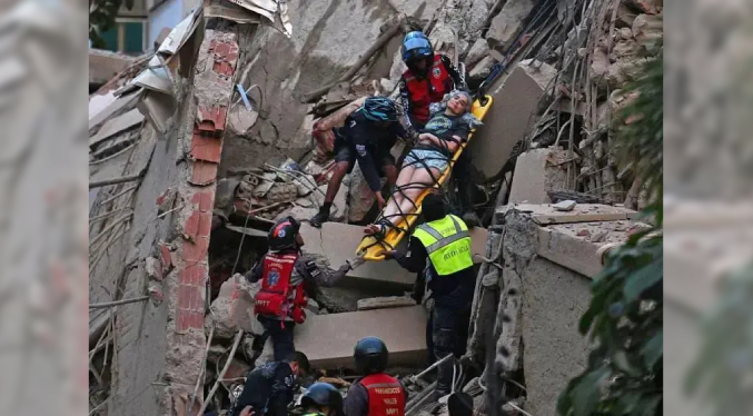 Suben a 920 los muertos por los terremotos