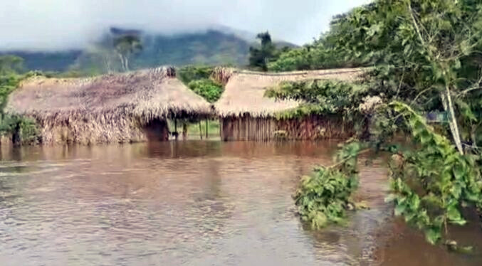 Crecida de río en Amazonas genera el desplazamiento de la comunidad Yanomami