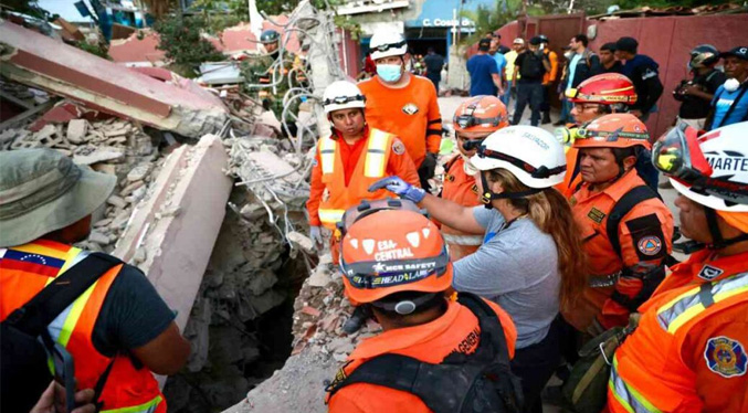 Rescatan a joven atrapado bajo la estructura de un edificio en La Guaira luego de 106 horas