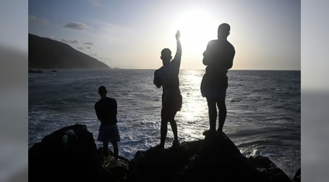 Detrás de las ruinas, el paraíso de surfistas que sobrevivió a sismos en Venezuela