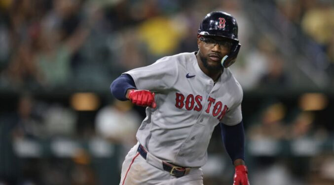 El venezolano Andruw Monasterios logra la victoria de Boston en extrainning