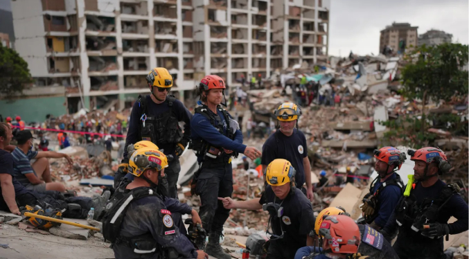 Bomberos de Los Ángeles tienen esperanza de rescatar más víctimas en Venezuela