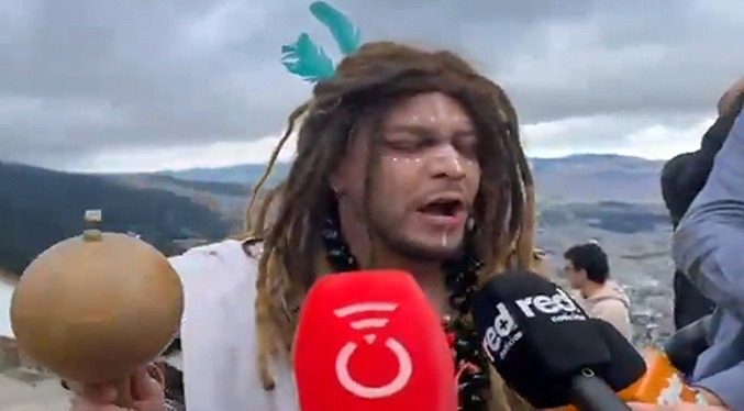 Presunto chamán y decenas de bogotanos suben un cerro para pedir clasificar en el Mundial