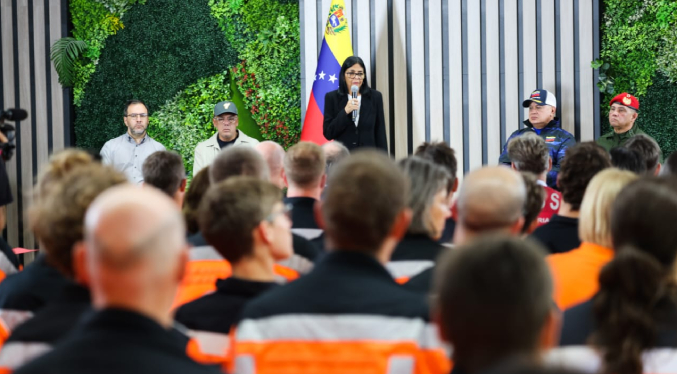 Delcy Rodríguez condecora a rescatistas de Italia y Suiza por su labor tras sismos en Venezuela