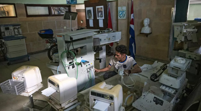 Equipos rotos y médicos exhaustos: el sistema de salud cubano al borde del colapso