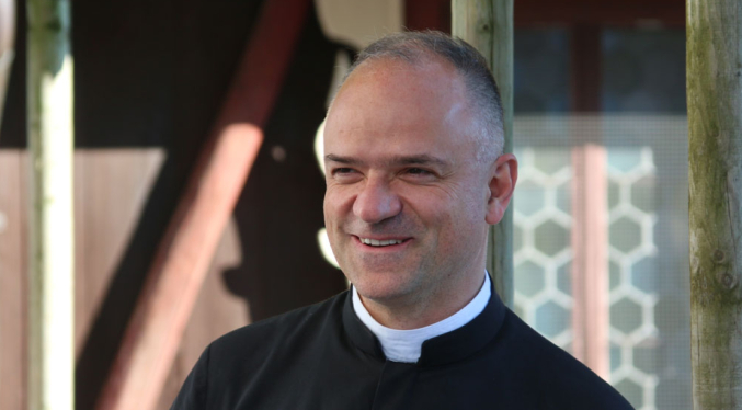 El superior de los lefebvrianos tacha de injustas e inválidas las sanciones del Vaticano
