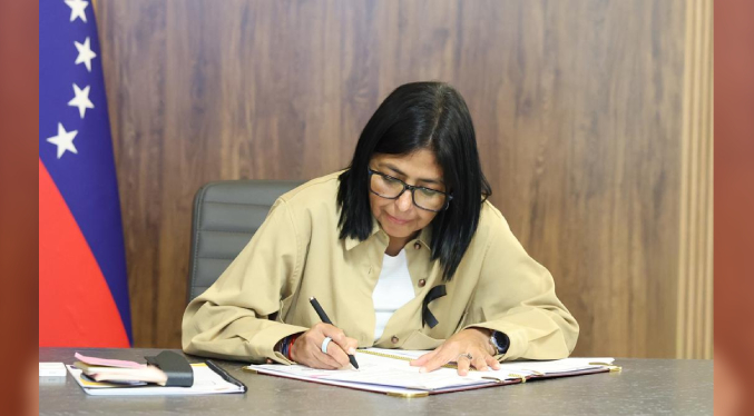 Delcy Rodríguez firma reglamento de la Ley de Hidrocarburos para dinamizar inversiones en el sector