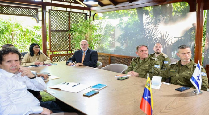 Delcy Rodríguez evalúa junto a equipo israelí plan de remoción de escombros en La Guaira