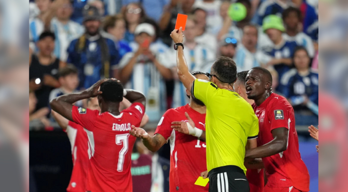 Suiza estalla indignada tras expulsión de Breel Embolo por simulación en el Mundial