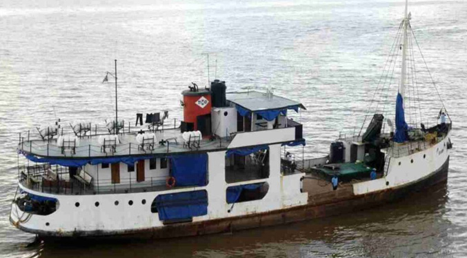 Rescatan a 67 personas, entre ellas 15 niños, tras volcar ferry con 133 viajeros en Guyana