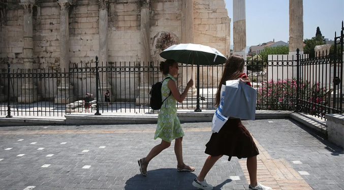 Grecia suspende trabajos en el exterior y repartos por ola de calor de hasta 43º