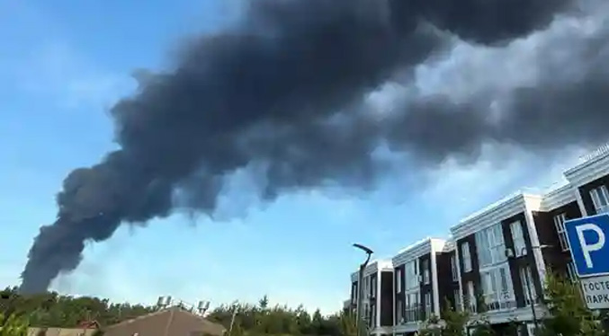 Masivo ataque ucraniano contra Moscú deja heridos e incendia instalaciones industriales