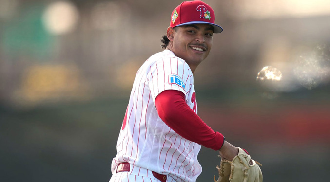 Luzardo celebra el llamado al Juego de Estrellas con un espectáculo desde el montículo