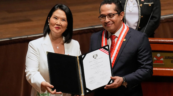 Keiko Fujimori recibe las credenciales como presidenta electa de Perú