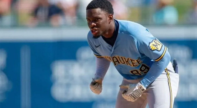 Venezolano Luis Lara es subido a Grandes Ligas por Cerveceros de Milwaukee
