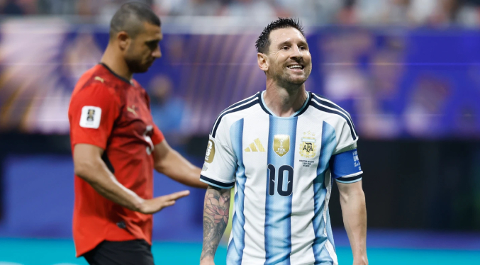 Messi y Argentina se levantan de la lona, vencen 3-2 a Egipto y avanzan a cuartos del Mundial