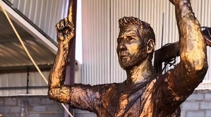 Josué Benjamín subasta obra por víctimas de La Guaira y trae escultura de Messi a Maracaibo