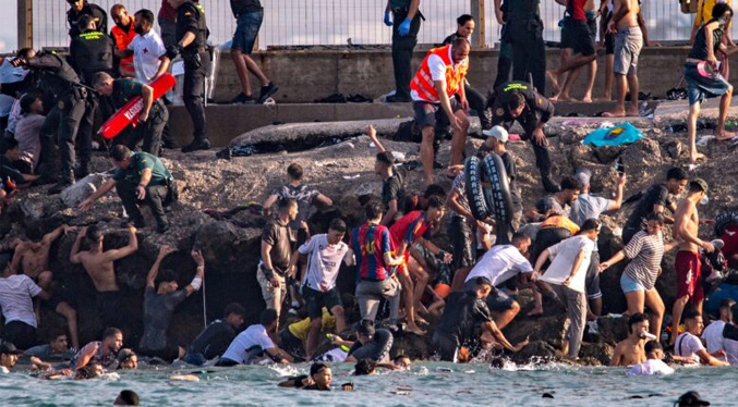 Más de 40 mil inmigrantes cruzaron a Ceuta frontera entre España y Marruecos