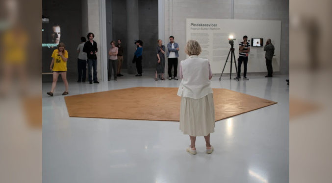 Suelo de mantequilla de maní vuelve a museo holandés en tributo a artista fallecido
