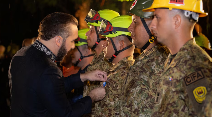 Bukele condecora a 452 rescatistas salvadoreños que participaron en la misión en Venezuela