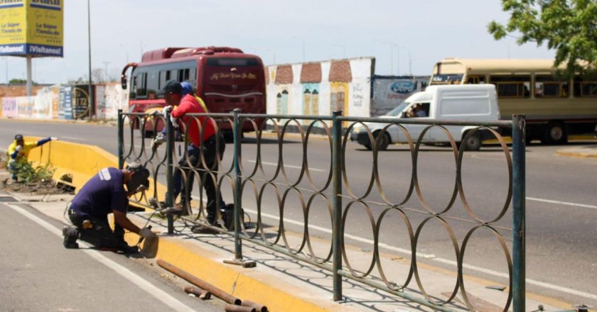 Avanzan trabajos de la Alcaldía de Maracaibo para adecuar paso peatonal en Galerías Mall
