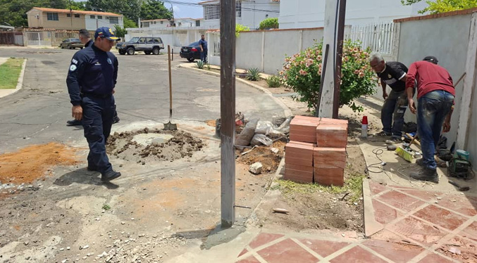 Polimaracaibo atiende denuncia por instalación no autorizada de un portón en Monte Claro