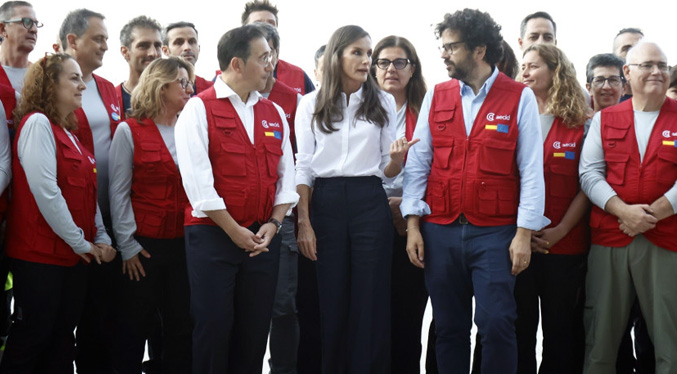 Reina Letizia despide a equipo humanitario que montará hospital en Venezuela