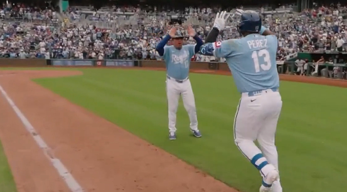 Salvador Pérez iguala récord de jonrones de la franquicia con su 317. Reales vencen 5-4 a Gigantes